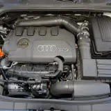 Silnik TFSI z Audi A3 2004. Widoczny jest blok silnika, układ dolotowy i zbiornik płynu chłodzącego.