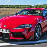 Czerwona Toyota Supra na torze. Sprawdź aktualną toyota supra cena i poczuj moc tego sportowego coupe.