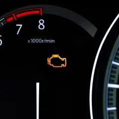 Pomarańczowy, migający check engine na desce rozdzielczej. Silnik wymaga uwagi.