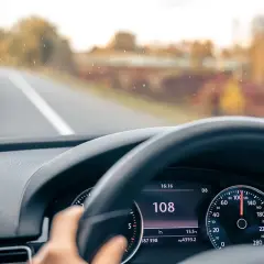 Prędkościomierz pokazuje 108 km/h. Uważaj, bo wysokie mandaty za prędkość czekają na nieostrożnych kierowców.