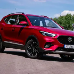 Czerwony MG ZS na drodze. Wiele osób szuka mg zs opinie przed zakupem.