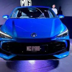 Niebieski MG3 Hybrid+ prezentuje się na scenie. Wiele osób szuka mg3 opinie, by poznać ten model.
