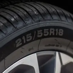 Opona 215/55R18, gotowa na 3pmsf, z bieżnikiem w dobrym stanie.
