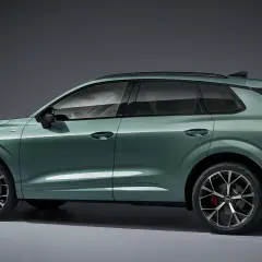 Zielony Audi Q3 z profilu, pokazujący jego sportowy design i eleganckie linie. Poznaj audi q3 wymiary i możliwości tego SUV-a.