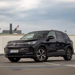 Czarny Volkswagen Tiguan na parkingu. Wiele osób szuka volkswagen tiguan opinie przed zakupem.