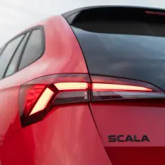 Czerwona Skoda Scala z nowoczesnymi światłami LED. Wiele pozytywnych skoda scala opinie potwierdza jej atrakcyjność.