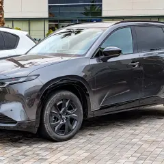 Ciemnoszara Mazda CX-5 na czarnych felgach, gotowa do jazdy. Wiele osób chwali ten model, a opinie o Mazda CX-5 są zazwyczaj pozytywne.