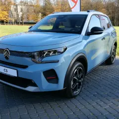 Błękitny Citroen C3 na brukowanym podjeździe. Wiele osób szuka **Citroen C3 opinie** przed zakupem.