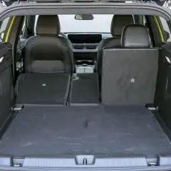 Wnętrze Jeep Compass z rozłożonymi siedzeniami, ukazujące przestronny bagażnik. Wymiary wnętrza pozwalają na komfortowe przewożenie bagażu.