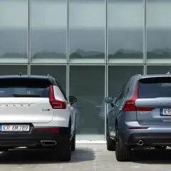 Dwa SUV-y Volvo: białe XC40 i szare XC60. Porównanie ich tyłu i rozmiarów.