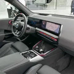 Wnętrze BMW X3 2025 z nowoczesnym ekranem multimedialnym i sportową kierownicą.
