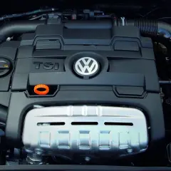 Silnik TSI Volkswagena, często omawiany w **1.4 TSI opinie**, z widocznym logo marki.