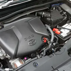 Silnik D-4D w Toyocie Avensis T27, gotowy do pracy. Widać pokrywę silnika, akumulator i elementy układu dolotowego.