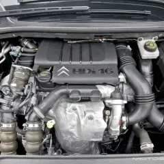 Silnik 1.6 HDI z widocznym logo Citroen. Widać turbosprężarkę, przewody i elementy układu dolotowego.