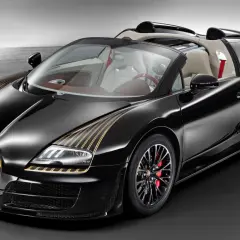 Czarny Bugatti z złotymi pasami, otwarty dach, skórzane wnętrze. Zastanawiasz się, ile kosztuje Bugatti?