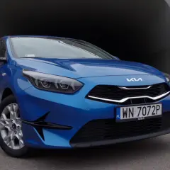 Niebieski Kia Ceed z nowoczesnym designem, idealny do miasta. Sprawdź nasze kia ceed opinie!