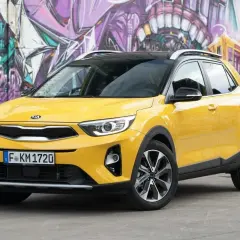 Żółty Kia Stonic na tle kolorowego graffiti. Wiele osób szuka kia stonic opinie, ten model wygląda świetnie!