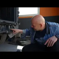 Gdzie wkręcić ucho do holowania VW T5 - prosta instrukcja krok po kroku