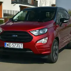 Czerwony Ford Ecosport na drodze. Wiele osób szuka ford ecosport opinie przed zakupem.