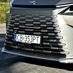 Przód samochodu Lexus z charakterystycznym grillem i tablicą rejestracyjną CB 353PT.