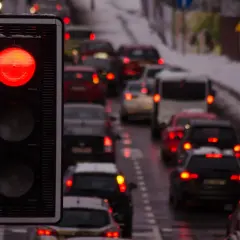 Czerwone światło na sygnalizatorze drogowym. Stojący w korku kierowcy powinni uważać, by nie dostać mandatu za czerwone światło.