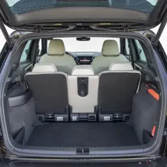 Bagażnik Skoda Karoq, widok od tyłu. Tylne siedzenia złożone, ukazujące przestrzeń bagażową. Sprawdź skoda karoq wymiary, by poznać możliwości przewozowe.