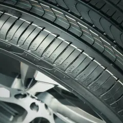 Nowe opony Hankook z widocznym bieżnikiem. Wiele osób szuka opony Hankook opinie, by podjąć decyzję o zakupie.