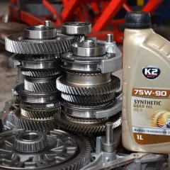 Zębatki skrzyni biegów i butelka oleju 75W-90. Ten olej w skrzyni biegów zapewni płynną pracę mechanizmu.