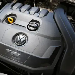 Silnik 1.5 TSI Volkswagena z widocznym logo i oznaczeniem TSI.