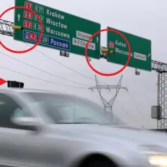 Kamery do odcinkowego pomiaru prędkości S8 nad drogą. Znak kieruje do Krakowa, Wrocławia, Warszawy, Poznania, Kutna.
