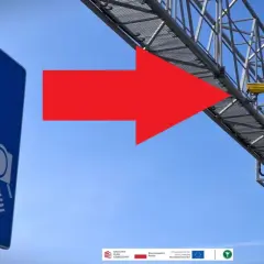 Niebieski znak informuje o odcinkowym pomiarze prędkości S7. Czerwona strzałka wskazuje na żółtą kamerę zamontowaną na konstrukcji nad drogą.