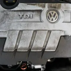 Silnik TDI Volkswagena, z widocznym logo i napisem. To serce wielu aut, a TDI to skrót od Turbocharged Direct Injection.