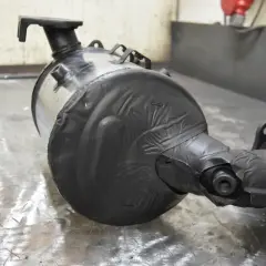 Element układu wydechowego, prawdopodobnie filtr DPF, przygotowany do wypalania.