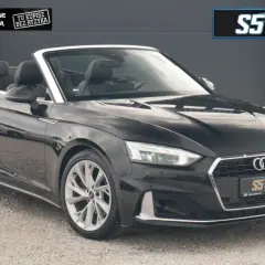 Czarny kabriolet coupe z otwartym dachem, gotowy na letnie przejażdżki. Elegancki i sportowy.