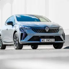 Nowoczesne Renault Clio 2024 w szarym kolorze prezentuje się dynamicznie na tle białej ściany.