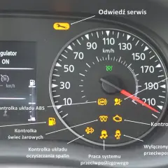 Na desce rozdzielczej świeci się kontrolka trakcji, obok kontrolki silnika i ABS.