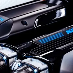 Silnik W16 Bugatti Chiron z niebieskimi akcentami i oznaczeniem 1600.