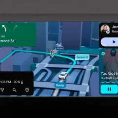 Nawigacja w najnowszej wersji Android Auto pokazuje trasę do Seneca St, powiadomienie od Jennifer Travis i odtwarzaną muzykę.