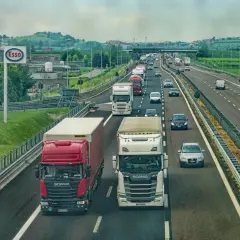 Autostrady pełne ciężarówek, jak na przykładzie z logo Esso. To obrazek pokazujący ruch drogowy, gdzie można zobaczyć, co to jest kabotaż.