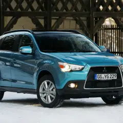 Niebieski Mitsubishi ASX na śniegu. Wiele pozytywnych mitsubishi asx opinie potwierdza jego wszechstronność.