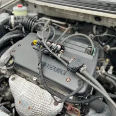 Silnik Suzuki SX4 1.6 benzyna z widocznymi wtryskiwaczami gazu.