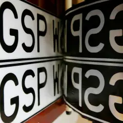 Dwie tablice rejestracyjne, jedna biała z PL i gwiazdkami UE, druga czarna. Litery GSP i cyfry 192.