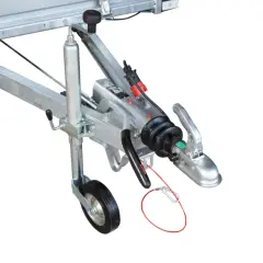 Metalowy dyszel przyczepy z mechanizmem hamulca najazdowego, kółkiem podporowym i zaczepem kulowym.