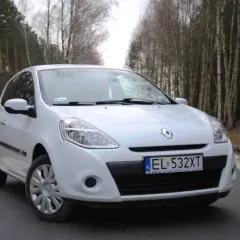 Biały Renault Clio 3 1.2 benzyna zaparkowany na leśnej drodze.