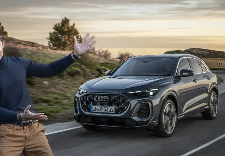 Mężczyzna prezentuje Audi Q5, podkreślając jego imponujące audi q5 wymiary. Jazda po malowniczej drodze o zachodzie słońca.