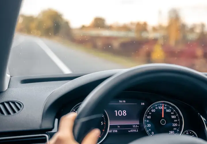 Prędkościomierz pokazuje 108 km/h. Uważaj, bo wysokie mandaty za prędkość czekają na nieostrożnych kierowców.