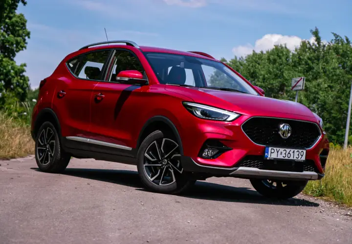 Czerwony MG ZS na drodze. Wiele osób szuka mg zs opinie przed zakupem.