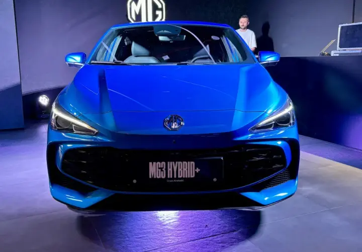 Niebieski MG3 Hybrid+ prezentuje się na scenie. Wiele osób szuka mg3 opinie, by poznać ten model.