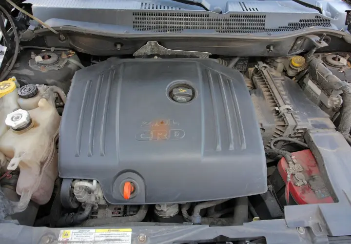 Silnik 2.0L CRD w Dodge Caliber. Opinie o tym silniku są różne, ale jego budowa jest widoczna.