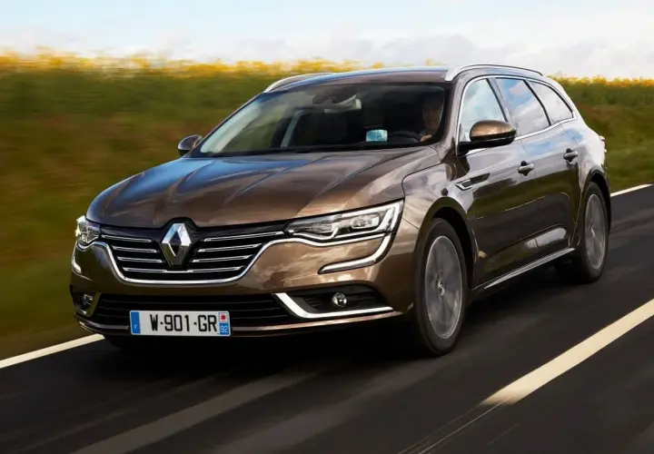 Brązowe kombi Renault Talisman na drodze. Wiele osób szuka renault talisman opinie przed zakupem.